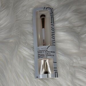 Flower by Drew Barrymore Eyeshadow Shade & Blend Brush